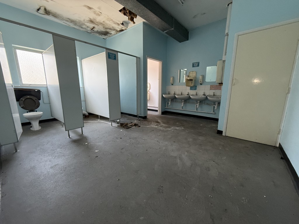 Lot: 29 - SUBSTANTIAL CITY CENTRE FREEHOLD COMMERCIAL BUILDING WITH INCOME AND ASSET MANAGEMENT POTENTIAL - Toilets